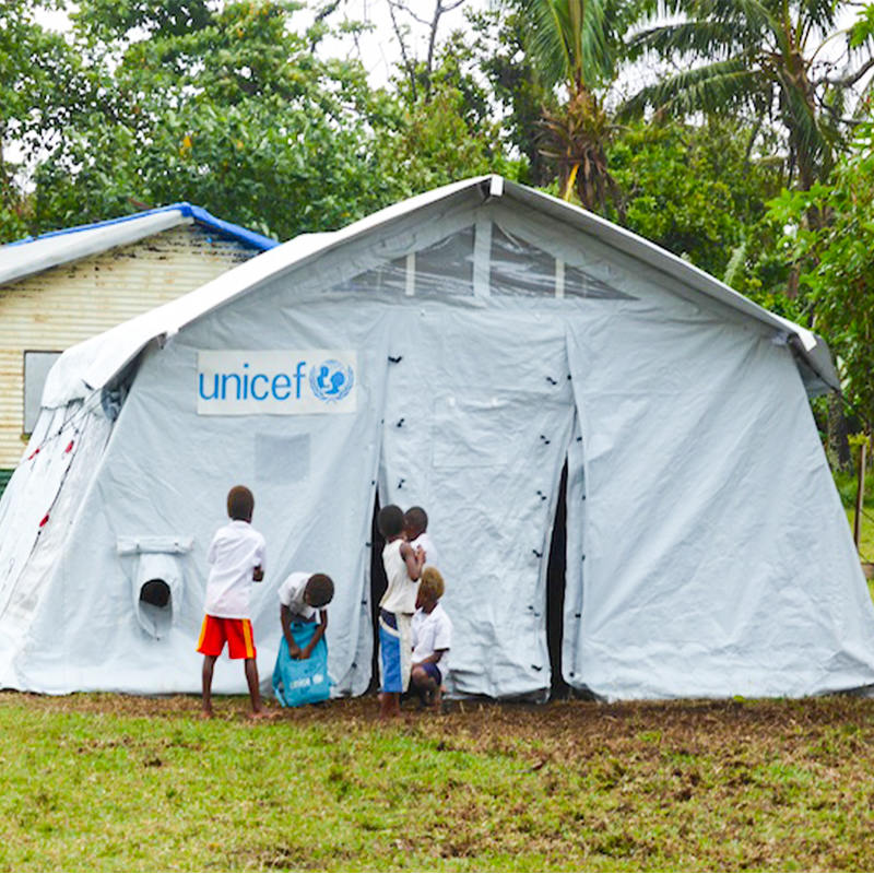 Cort cu butuc multifuncțional standard UNICEF de 42 m² cu umbrire integrată/detașabilă